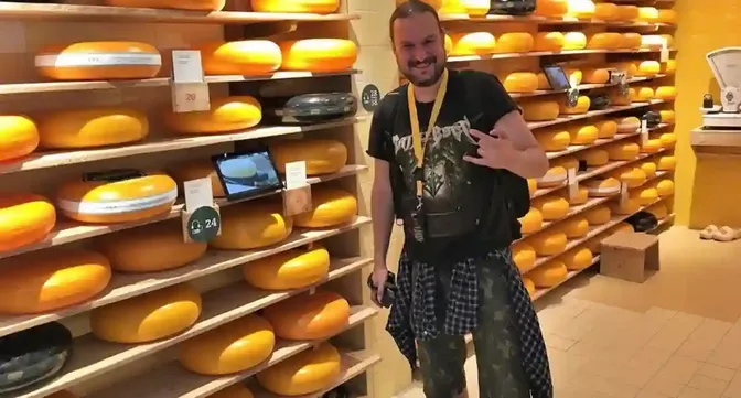 Bezoeker met een audioguide die synchroon met het beeld loopt in de Gouda Cheese Experience