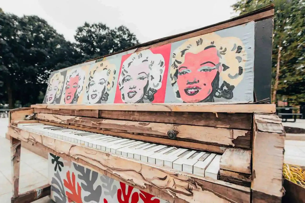 Piano beschilderd met de Marilyn Monroe-portretten van Andy Warhol