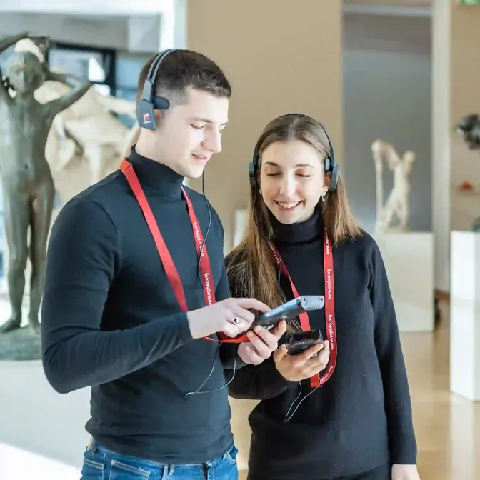 Bezoekers met een multimediaguide in een museum