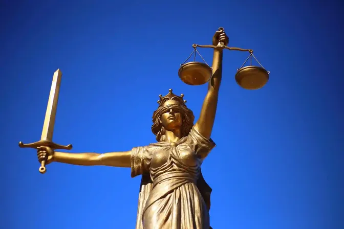 Beeld van Vrouwe Justitia met zwaard en weegschaal