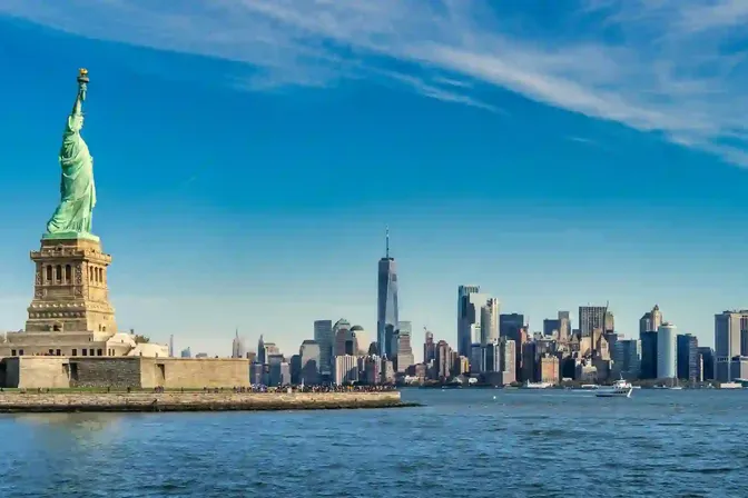 Het Vrijheidsbeeld met de skyline van New York