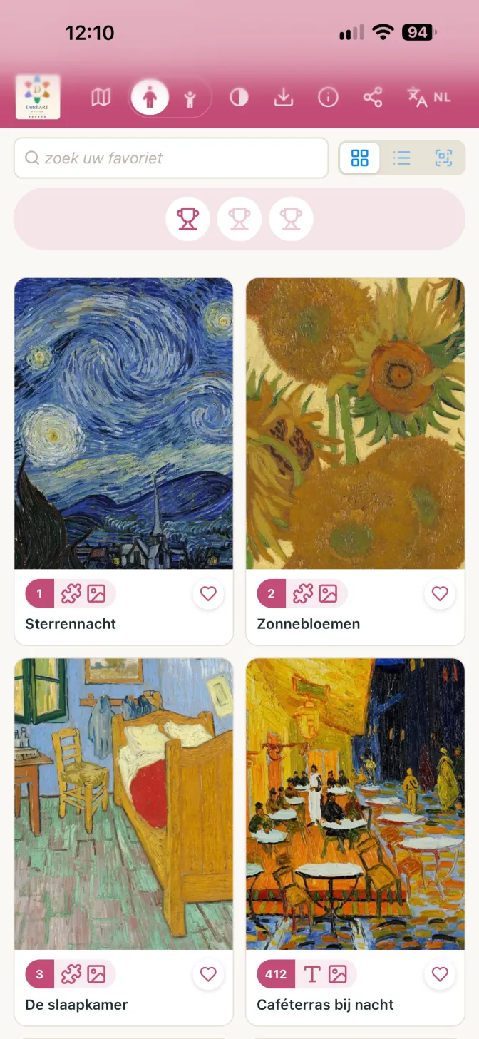 Bezoeker gebruikt de interactieve museumapp infotainment.guide op een smartphone in een museumzaal