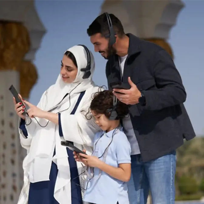 Familie op multimediatour in de Sheikh Zayed Grand Mosque
