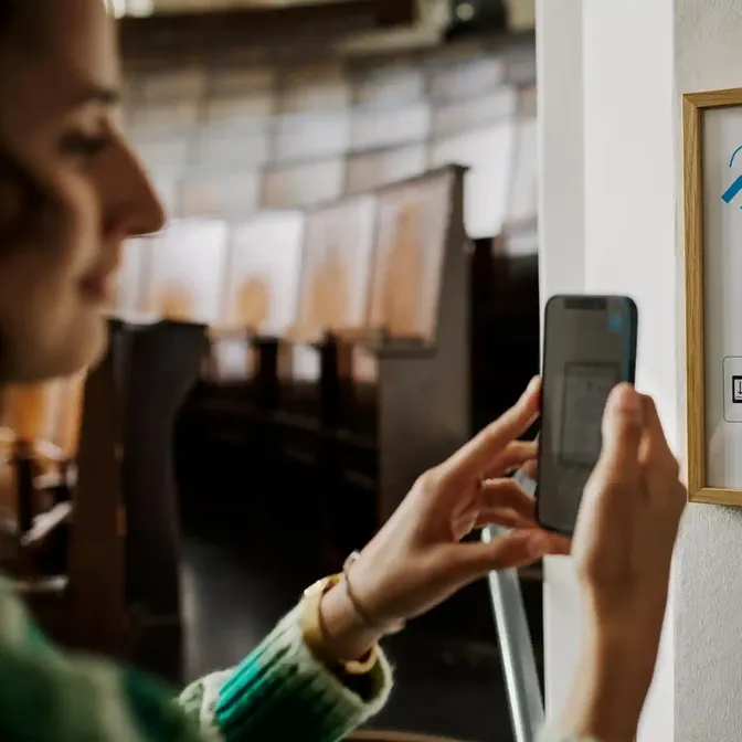 Student luistert via de MobileConnect-app op haar smartphone