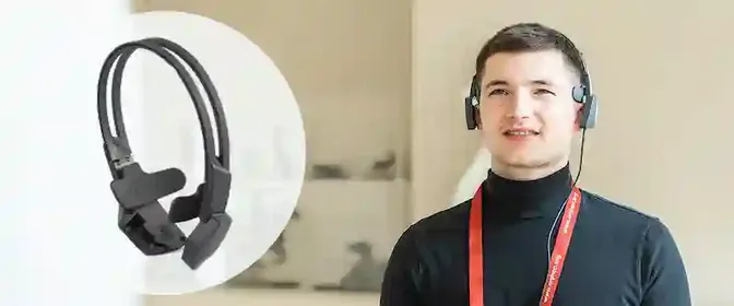 De Orpheo Airset, een hygiënische open hoofdtelefoon, in gebruik