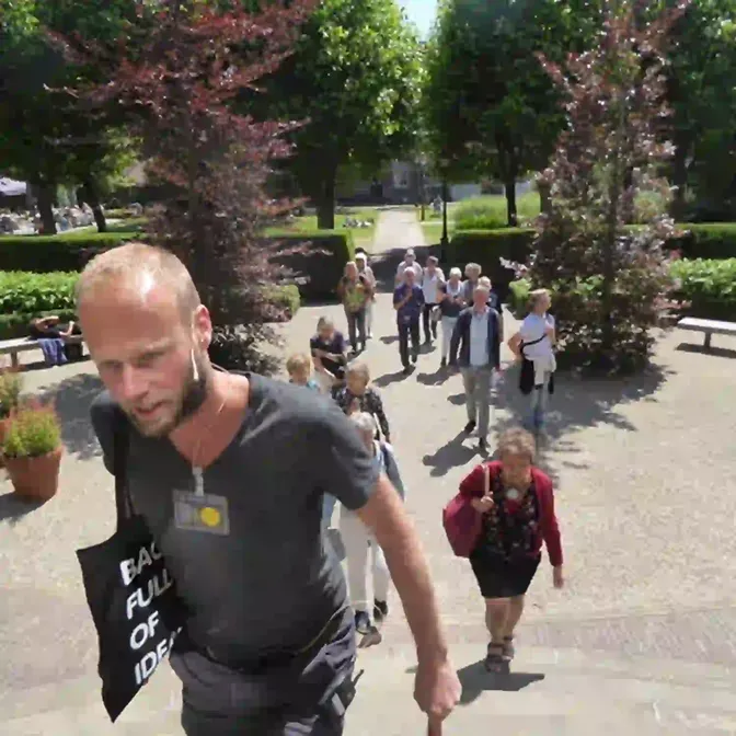 Live stadswandeling met een gids en meerdere luisteraars met een Sennheiser Tourguide 2020-D