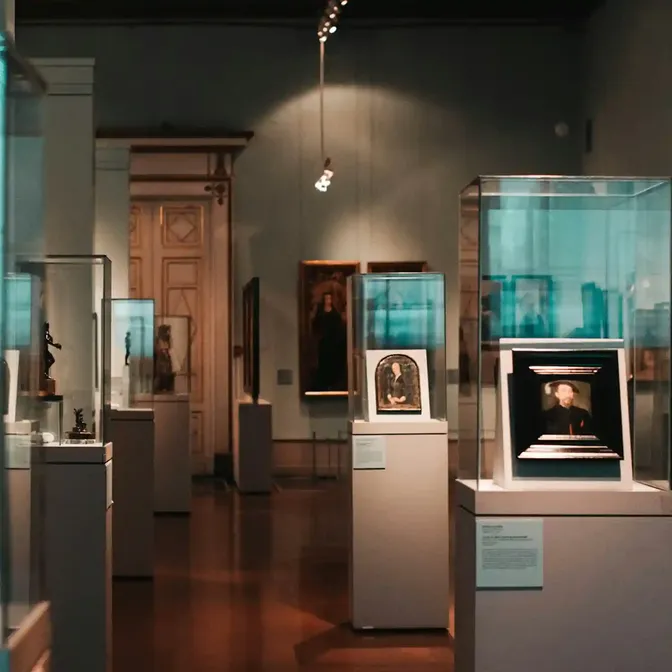 Museumzaal met vitrines en museumteksten