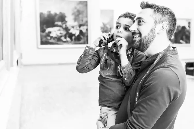 Vader en zoon met een Orpheo Mikro audioguide in een museum